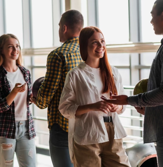 Junge Menschen im Gespräch beim GROW Jobfestival